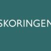 skoringens hvide logo på grøn baggrund